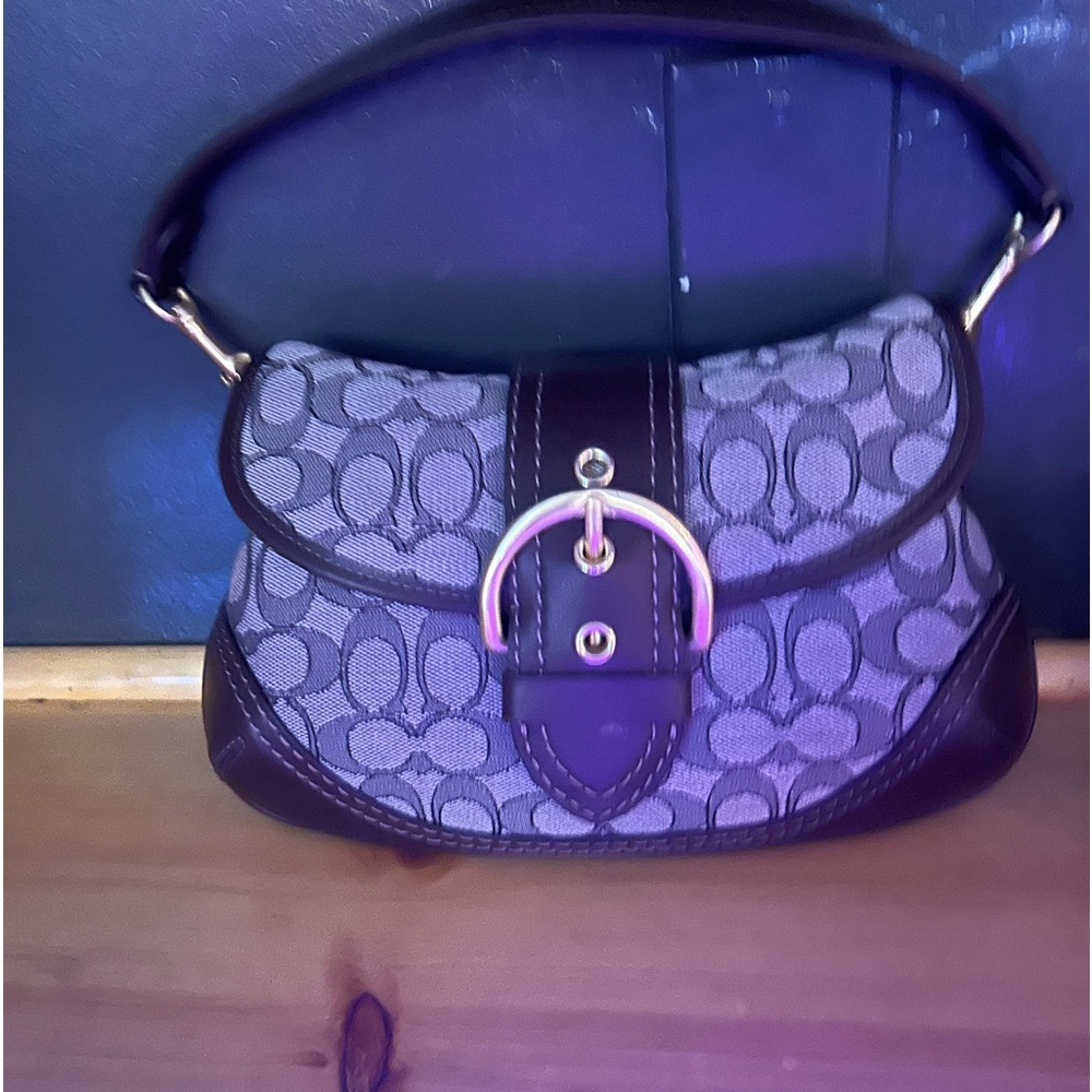 It’s a beautiful small 100% authentic coach bag